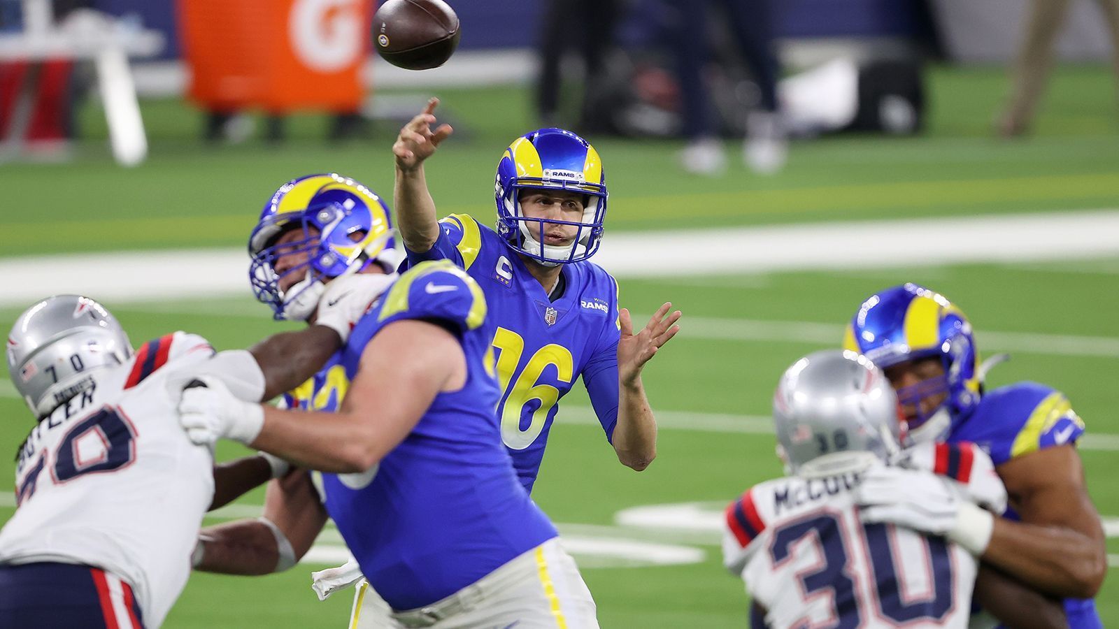 
                <strong>Landing Spots für Jared Goff: New England Patriots</strong><br>
                Allein die Vorstellung ist spannend! Auch die Patriots haben eine sehr positive Cap-Space-Situation (rund 58 Millionen Dollar) und suchen wohl einen neuen Quarterback. Das Projekt mit Cam Newton scheint gescheitert, der Serien-Champion der letzten Jahre will schleunigst zurück in die Playoffs. Mit Goff wären die Pats ein ernstzunehmender Kandidat für die Postseason, auch weil ihm im fünftältesten Kader einige erfahrene Mitspieler zur Seite stehen würden. Die Patriots draften in diesem Jahr an Position 15, die Top-Quarterbacks werden da wohl nicht mehr zur Verfügung stehen. Head Coach Bill Bellichick lechzt nach einem funktionierenden Quarterback, mit Goff würde er eine Sofort-Verstärkung bekommen.
              