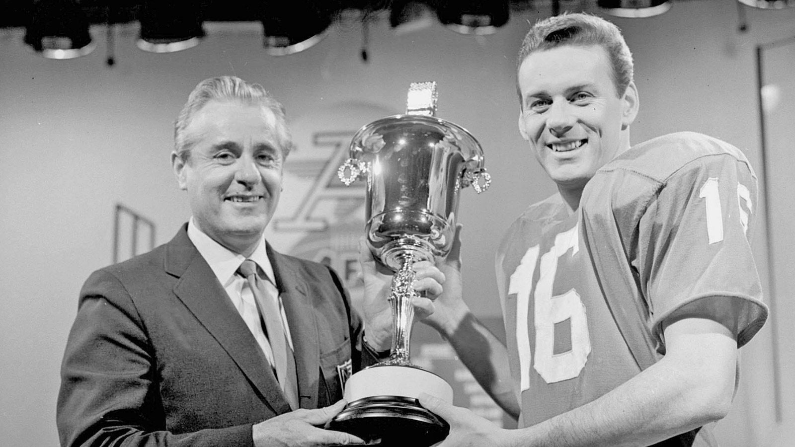 
                <strong>Kansas City Chiefs</strong><br>
                3 Jan Stenerud, 16 Len Dawson (Foto), 18 Emmitt Thomas, 28 Abner Haynes, 33 Stone Johnson, 36 Mack Lee Hill, 58 Derrick Thomas, 63 Willie Lanier, 78 Bobby Bell und 86 Buck Buchanan.
              