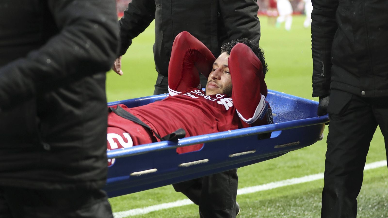 
                <strong>Alex Oxlade-Chamberlain (FC Liverpool)</strong><br>
                Liverpools Mittelfeldspieler Alex Oxlade-Chamberlain verletzte sich im Champions-League-Halbfinale gegen den AS Rom im April so schwer am Knie, dass ein mögliches Comeback des 25-Jährigen noch nicht einmal ansatzweise absehbar ist. Eine umgehend durchgeführte Operation zeigte mehrere Bänderrisse. Schon unmittelbar danach äußerte sich Coach Jürgen Klopp auffallend zurückhaltend. "Spielzeit auf Wettbewerbsniveau vor dem Ende der neuen Saison wäre ein Bonus", sagte der Deutsche damals.
              