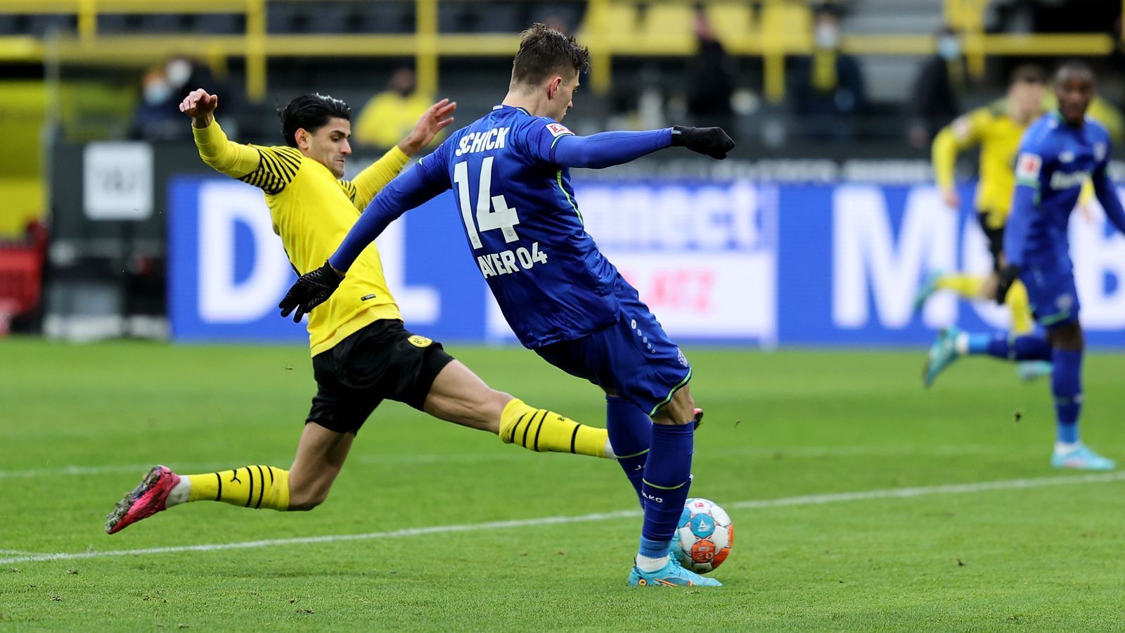 
                <strong>Mahmoud Dahoud</strong><br>
                Kommt defensiv in vielen Momenten zu spät, was sich beim Freistoß, der zum 1:3 führt, bitter rächt. Im Spiel nach vorne ohne Durchschlagskraft und zündende Ideen, blass. ran-Note: 5
              