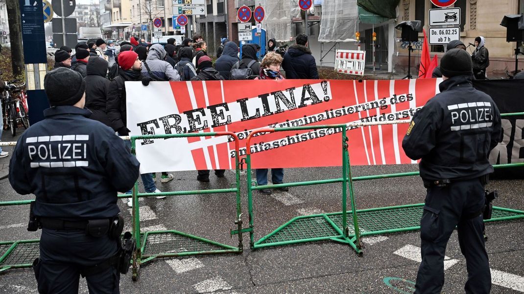 Dutzende haben während der Verhandlung ihre Solidarität mit Lina E. bekundet.