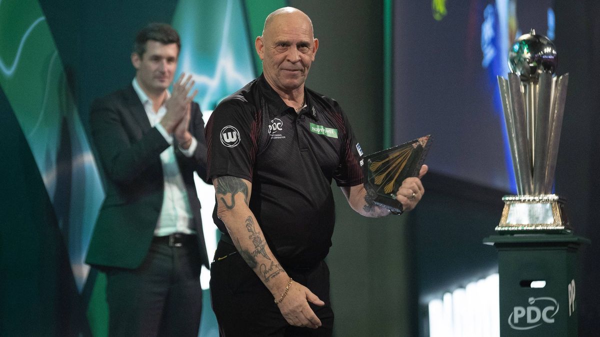 Darts Paddy Power 2024 PDC World Darts Referee Russ Bray is inducted into the PDC Hall of Fame by PDC Chief Executive Matthew Porter before the 2024 Paddy Power Darts World Championship, WM, Weltme...
