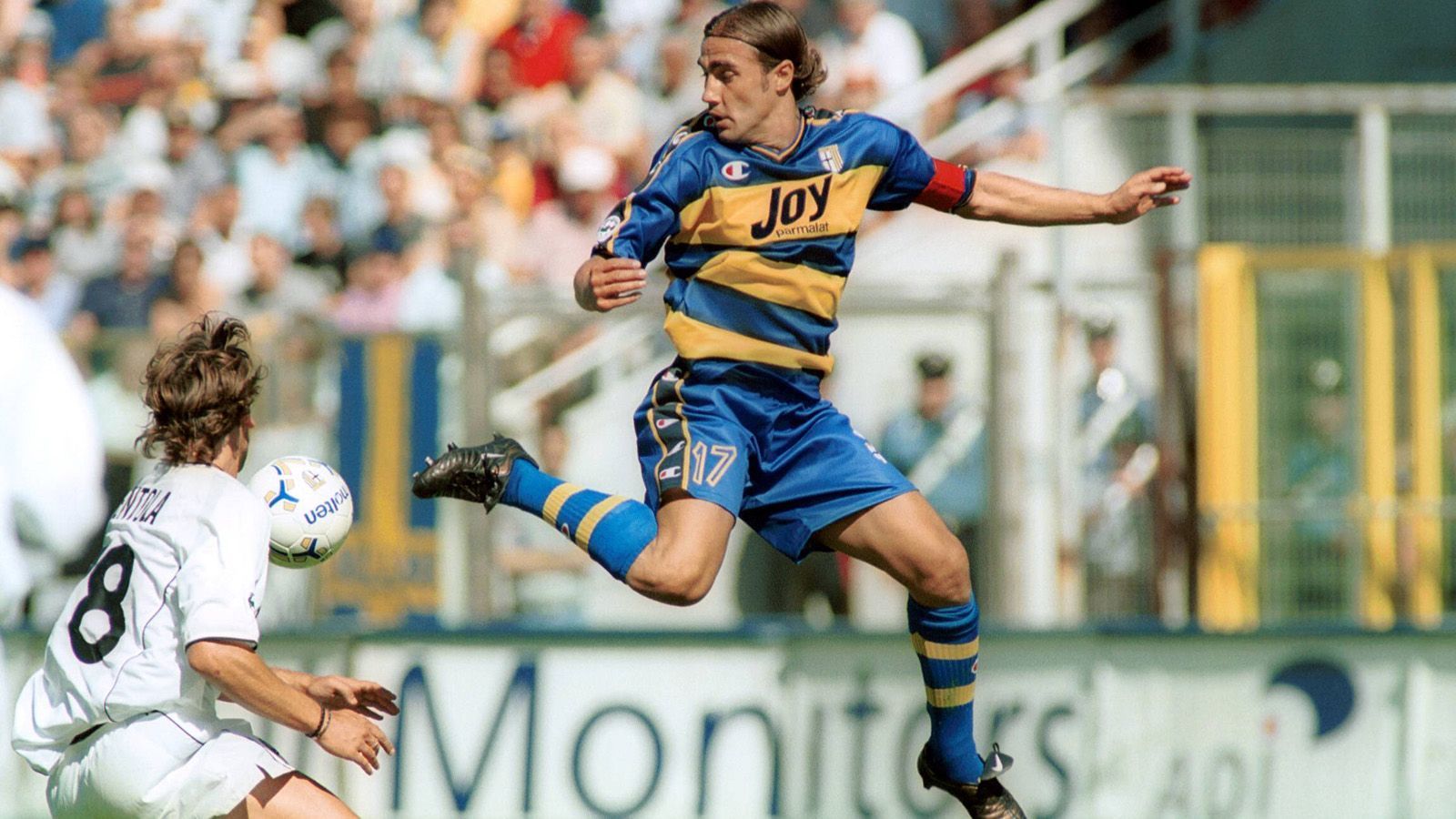 
                <strong>Fabio Cannavaro - 15 Rote Karten</strong><br>
                Heute Trainer bei Benevento, früher beinharter Verteidiger für unter anderem Parma Calcio, Real Madrid und Juventus Turin. Der Weltmeister von 2006 hat sich mit 15 Roten Karten in seiner Karriere seinen Platz in der Innenverteidigung redlich verdient.
              
