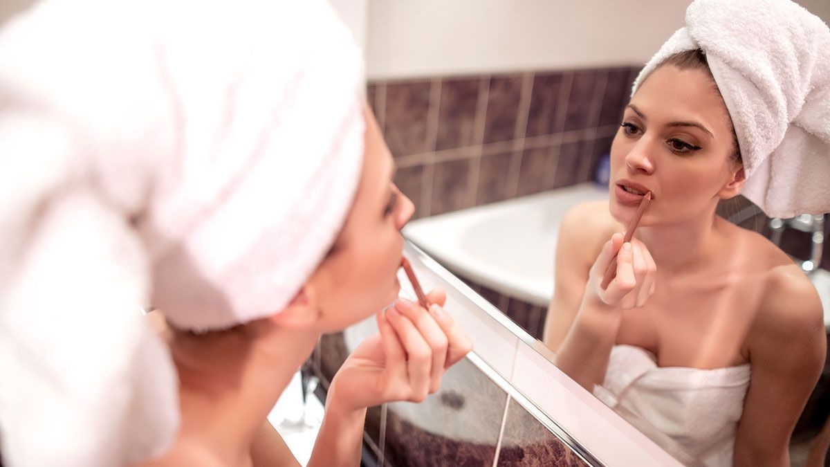 Unser Beauty-Geheimnis für volle Lippen mit lang haltender Farbe: Definiert euren Kussmund mit einem Lipliner!