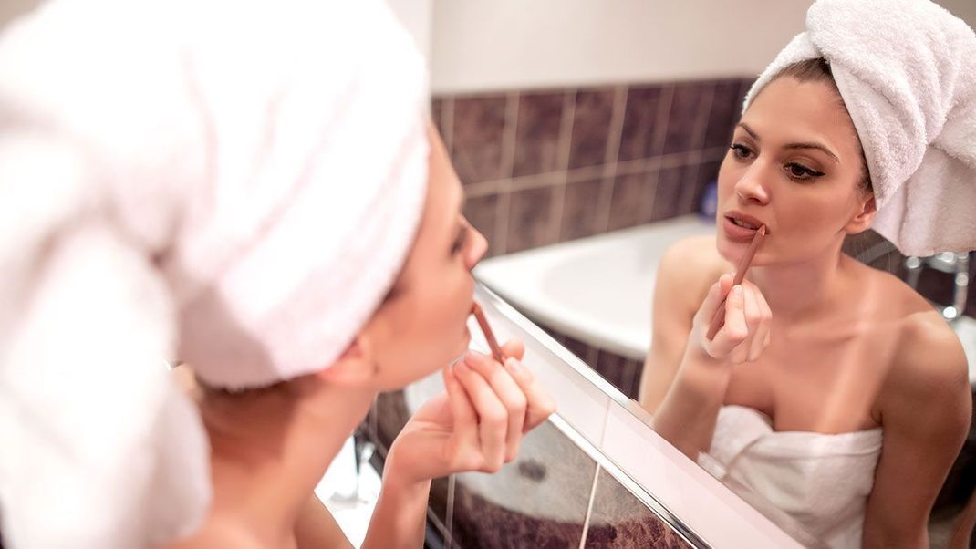 Unser Beauty-Geheimnis für volle Lippen mit lang haltender Farbe: Definiert euren Kussmund mit einem Lipliner!