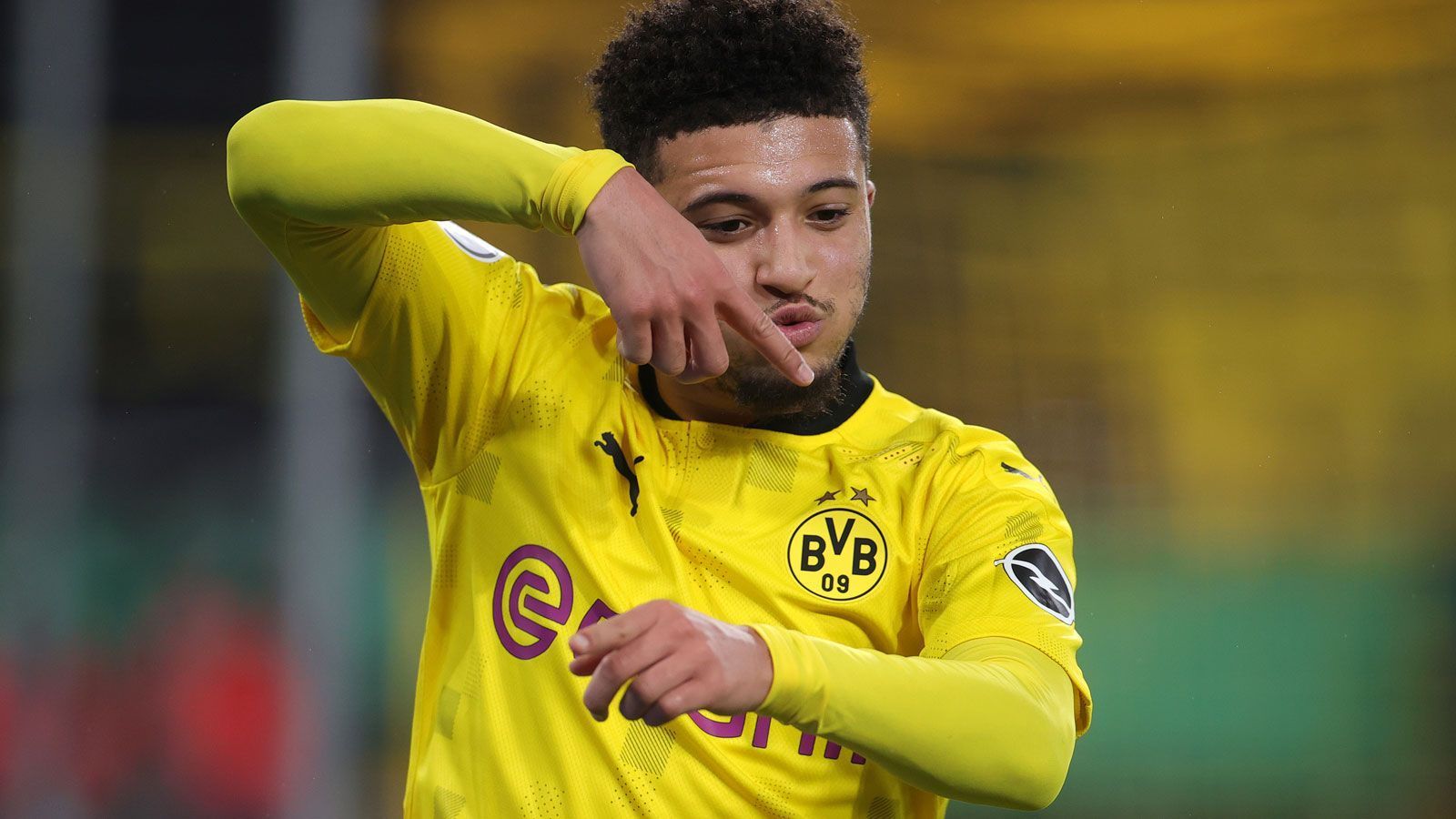 
                <strong>Jadon Sancho (Borussia Dortmund)</strong><br>
                Vertrag endet: 2023Mit der Verlängerung um ein weiteres Jahr nahm Borussia Dortmund allen Spekulationen rund um Jadon Sancho im Spätsommer 2020 den Wind aus den Segeln. Dennoch werden Manchester United und Co. weiter um den Engländer buhlen, der die Bundesliga zur lohnenden Adresse für Talente von der britischen Insel werden ließ. Man braucht keine Glaskugel, um vorherzusagen, dass sich auch nach dieser Saison wieder Interessenten aus dem Mutterland des Fußballs beim BVB melden und ihren Hut in den Ring werfen werden. Womöglich werden die Borussen-Bosse diesmal schwach. Denn zweifellos ist es nur eine Frage der Zeit, bis Sancho nach England zurückkehrt - ob nun nach London, Manchester oder Liverpool.
              