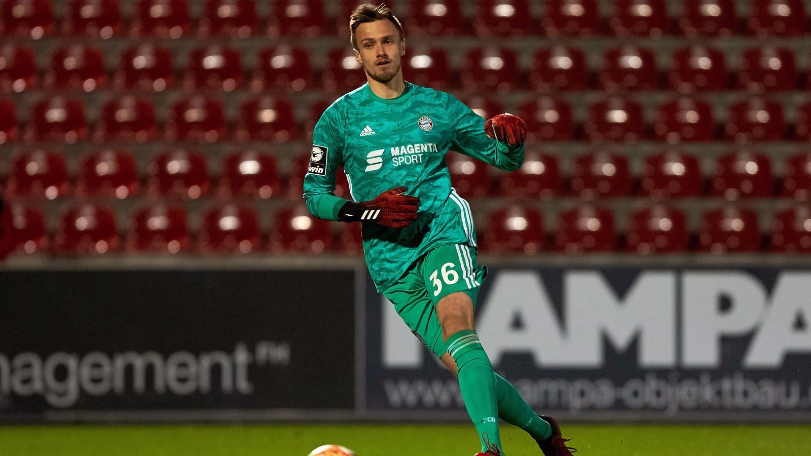 
                <strong>Christian Früchtl</strong><br>
                Torwart Christian Früchtl wurde kürzlich an den Zweitligisten 1. FC Nürnberg verliehen. Wie der "Kicker"berichtet, stößt der 20-Jährige, der seine weitere Entwicklung auf höherem Niveau vorantreiben soll, für eine Saison zum Zweitligisten. Der Torhüter steht seit seinem 14. Lebensjahr beim deutschen Rekordmeister unter Vertrag und gilt als großes Talent. Insgesamt 37 Mal kam der Keeper in der Regionalliga Bayern bisher zum Einsatz, in der 3. Liga absolvierte er 27 Einsätze im Trikot der Bayern-Amateure. Früchtls Vertrag in München läuft noch bis 2022. Da die Münchner mit Alexander Nübel bereits einen Torhüter für den Sommer 2020 verpflichtet haben, hätte Früchtl bei den Profis kurzfristig ohnehin keine Perspektive gehabt. Diese unbefriedigende Situation kann mit der Leihe nun umgangen werden. 
              