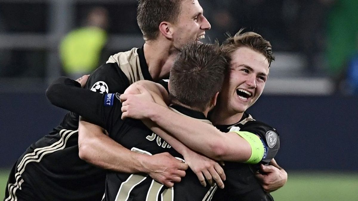 Ajax-Kapitän Matthijs de Ligt (r.) voller Freude