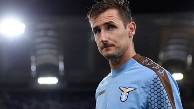 
                <strong>Miroslav Klose (Lazio Rom)</strong><br>
                Miroslav Klose - Der deutsche Stürmerstar schafft es nicht unter die absoluten Topverdiener. Aber sein Salär von zwei Millionen Euro kann sich durchaus auch sehen lassen. Sein ehemaliger Sturmpartner beim FC Bayern, Luca Toni, kommt in Verona übrigens nur auf 1,15 Millionen. 
              