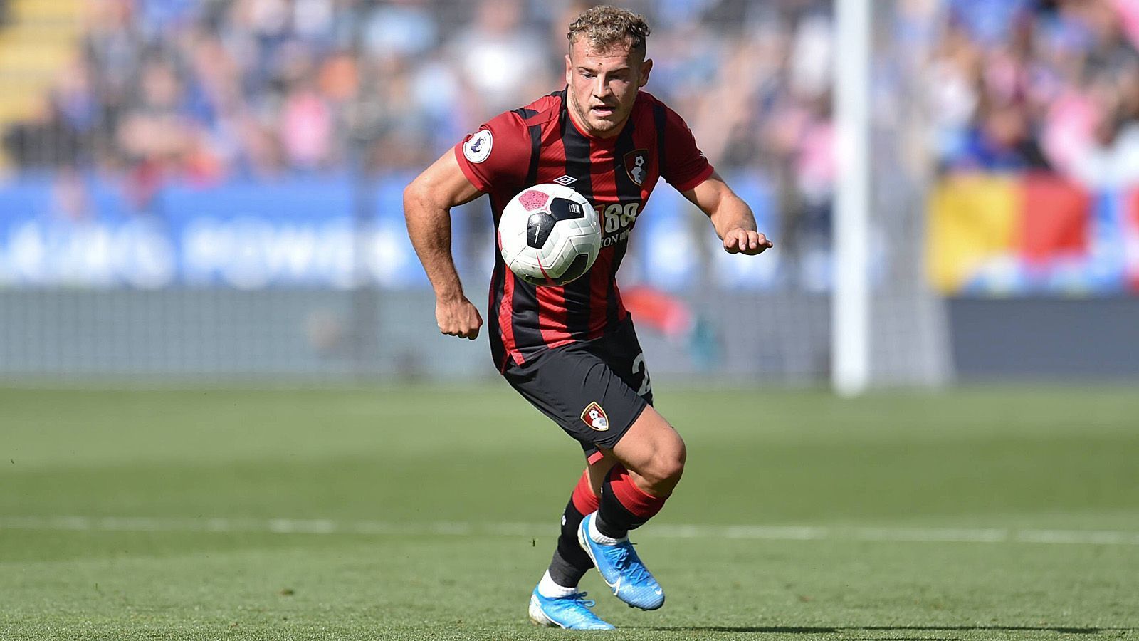 
                <strong>Ryan Fraser (AFC Bournemouth)</strong><br>
                Mehr als 200 Mal lief Ryan Fraser seit seinem Wechsel vom Aberdeen FC im Januar 2013 für den AFC Bournemouth auf (in der Saison 2015/2016 war er an Ipswich Town ausgeliehen). Der schottische Nationalspieler spielt hauptsächlich auf Linksaußen, wird aber auch auf der rechten Seite und im Mittelfeld eingesetzt. Anfang November 2019 machte das Gerücht die Runde, Liverpool hätte Interesse am 26-jährigen Fraser und würde im Tausch den Waliser Harry Wilson anbieten. Der FC Arsenal soll bereits im vergangenen Sommer am bulligen Schotten dran gewesen sein.
              