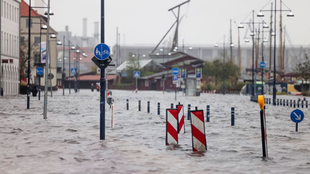 Eine Straße am Hafen in Flensburg ist überflutet. Ein mächtiger Sturm sorgte für Überschwemmungen in Schleswig-Holstein.