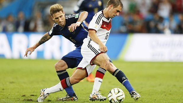 <strong>Philipp Lahm (Rechtsverteidiger)</strong><br>
                Lahm selbst verteidigte aber lieber rechts, wo er bei der Weltmeisterschaft 2010 zum Einsatz kam. Beim Titelgewinn 2014 in Brasilien spielte Lahm dann im defensiven Mittelfeld - im Finale jedoch wieder hinten rechts. Auch beim FC Bayern kam Lahm auf allen drei Positionen zum Einsatz. Er ist ein Musterbeispiel für Vielseitigkeit.
