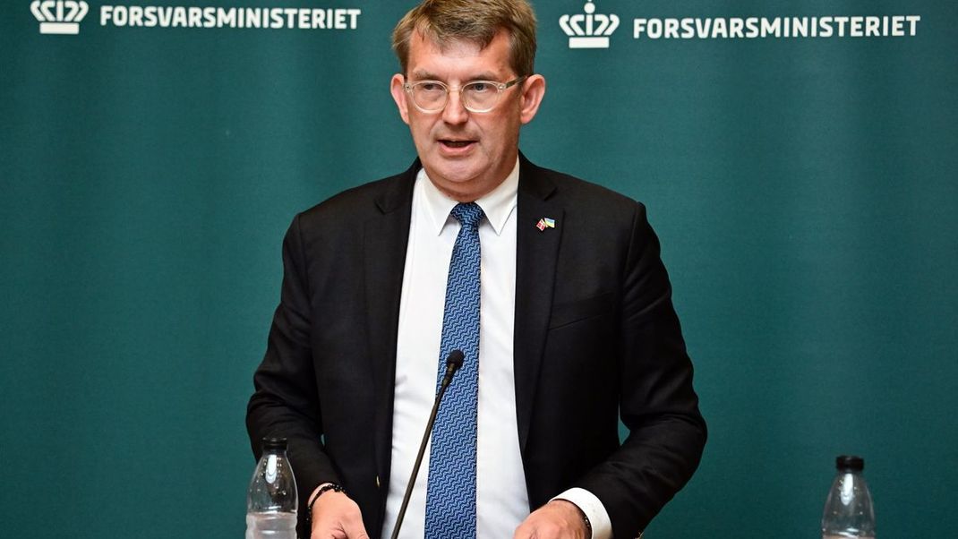 Dänemarks Verteidigungsminister Troels Lund Poulsen (Bild) informiert in Kopenhagen über die jüngsten Drohnen-Sichtungen.