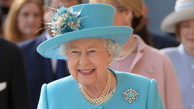 
                <strong>Queen Elizabeth II. (FC Arsenal)</strong><br>
                Seit einem halben Jahrhundert schlägt das Herz der Königin Großbritanniens nunmehr für einen Londoner Klub. Das soll ein Palast-Mitarbeiter der "Sun" verraten haben: "Die Queen ist Fan von Arsenal seit mehr als 50 Jahren. Auch ihre Mutter war schon für den Klub." Auch der ehemalige Arsenal-Spieler Cesc Fabregas hatte einst bei einem spanischen Radiosender ausgeplaudert, dass die Queen ein Gunners-Fan sei. Na dann wird's schon stimmen ...
              