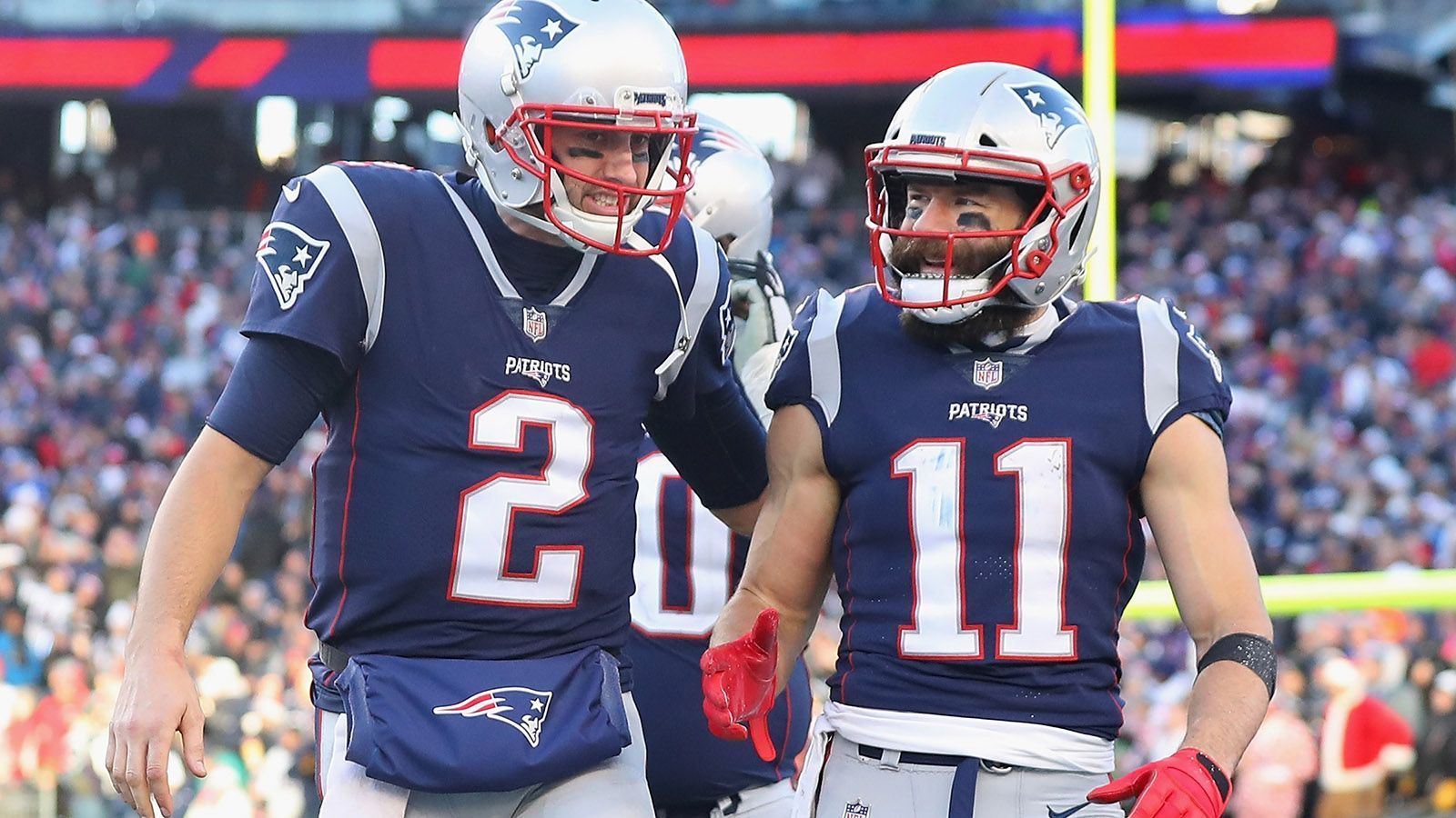 
                <strong>Platz 3: New England Patriots (12-5 - letzte Woche Platz 3)</strong><br>
                Ein unglaubliches Offensiv-Feuerwerk mit fünf Touchdowns brannten die Patriots in Hälfte eins gegen die Chargers ab. Ähnlich wie die Chiefs profitierten sie allerdings auch vom schwachen Auftreten der Jungs aus L.A.. Gerade einmal 19 Yards Laufspiel und keinen einzigen Sack brachten die Chargers zustande. In der ersten Hälfte schafften die Patriots mehr First Downs (24) als ihr Gegner Spielzüge (23).
              