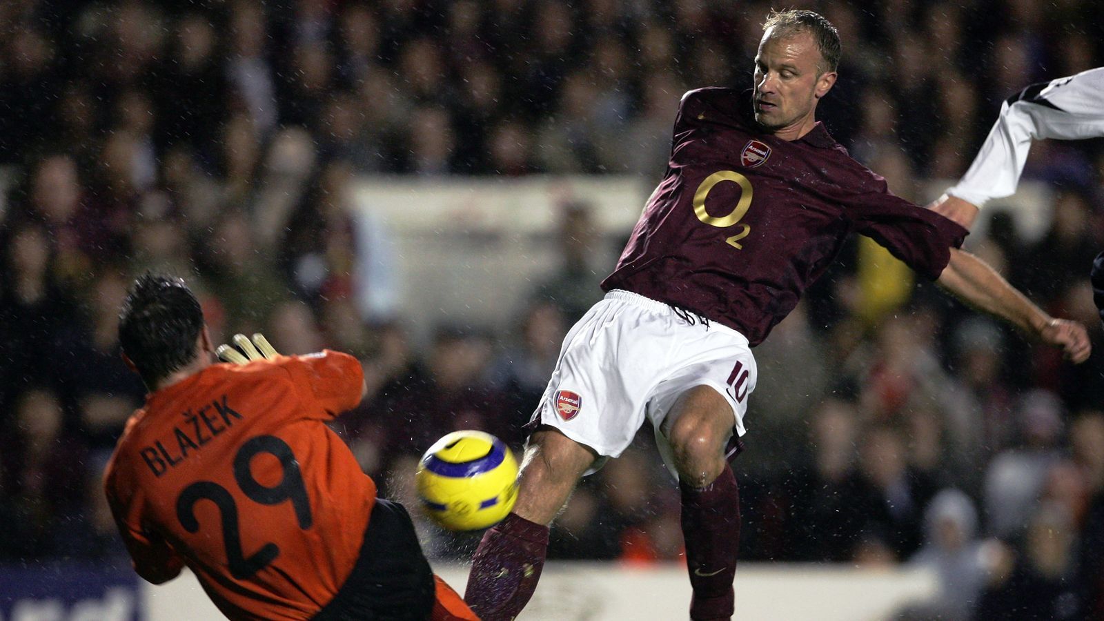 
                <strong>Platz 9 - Dennis Bergkamp (FC Arsenal)</strong><br>
                &#x2022; Ablösesumme: 136 Millionen Euro<br>&#x2022; Wechsel von Inter Mailand zum FC Arsenal (1995)<br>
              