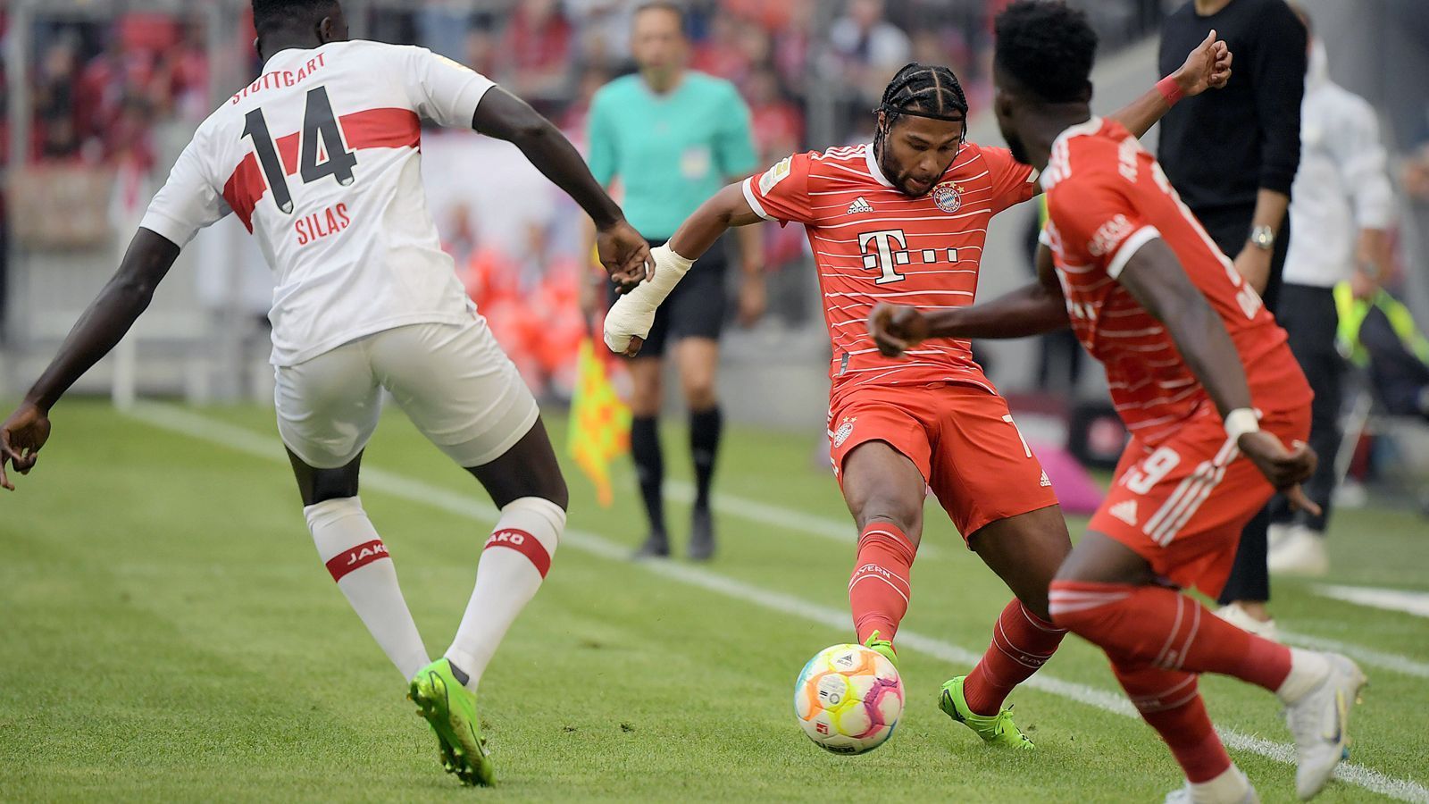 
                <strong>Serge Gnabry</strong><br>
                Auch der Nationalspieler kehrte in die erste Elf zurück, konnte seine Chance aber nicht nutzen. Vergab gleich mehrere hochkarätige Chancen aus bester Lage (30., 34., 62.) am starken VfB-Keeper Müller. In der 81. Minute gegen Mane ausgetauscht. ran-Note: 4
              