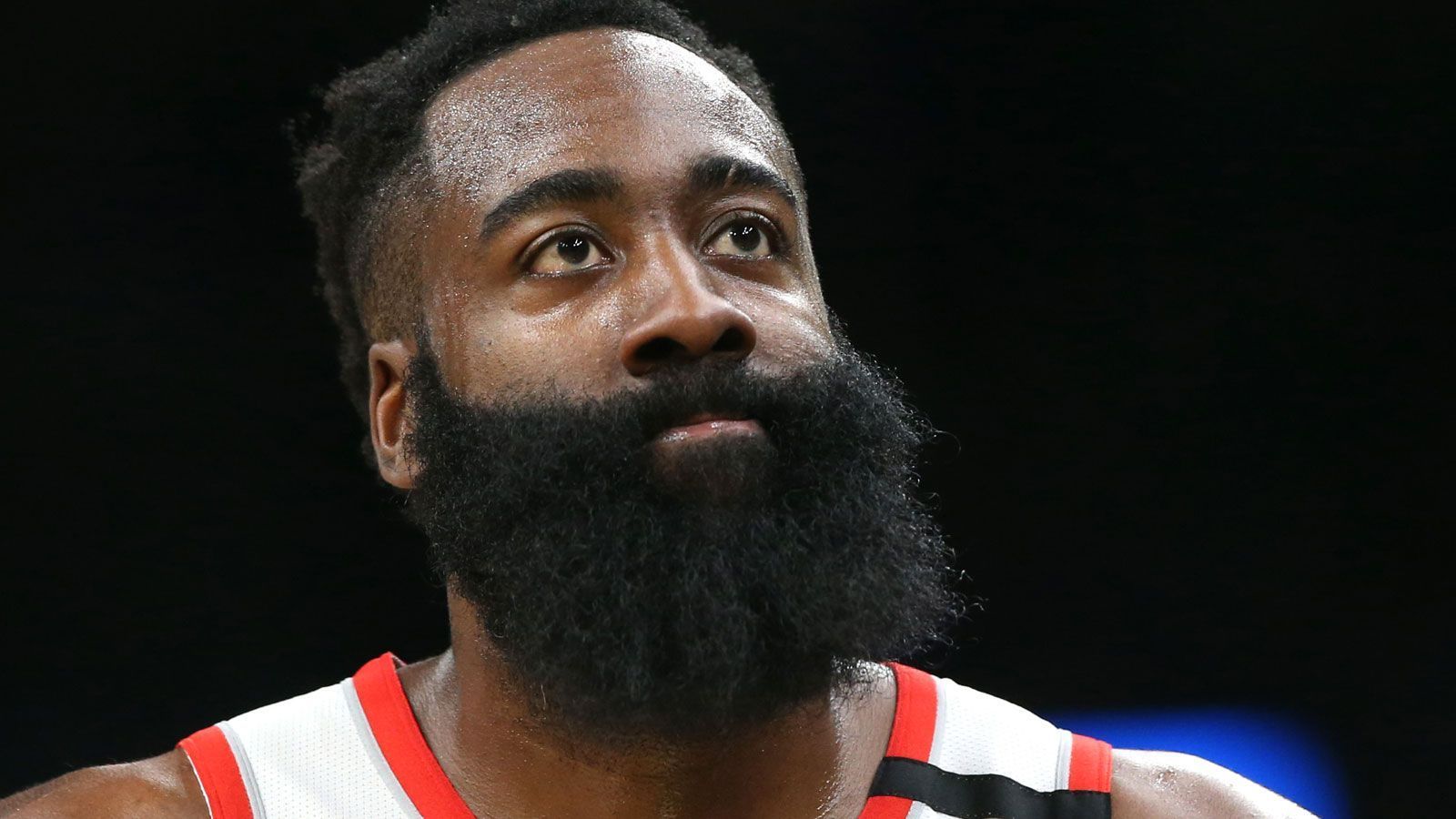 
                <strong>James Harden</strong><br>
                Das ist James Harden. James Harden hat einen coolen Bart und spielt ziemlich gut Basketball, als Combo Guard für die Houston Rockets in der NBA. Außerdem hat Harden ziemlich viel Erfolg bei Frauen. Die Rapperin Trina, Amber Rose, Khloe Kardashian und die R&B-Sängerin Ashanti - sie alle soll "The Beard" gedatet haben. Mit seiner aktuellen Freundin läuft es aber anscheinend nicht so gut. Wir erklären euch warum.
              