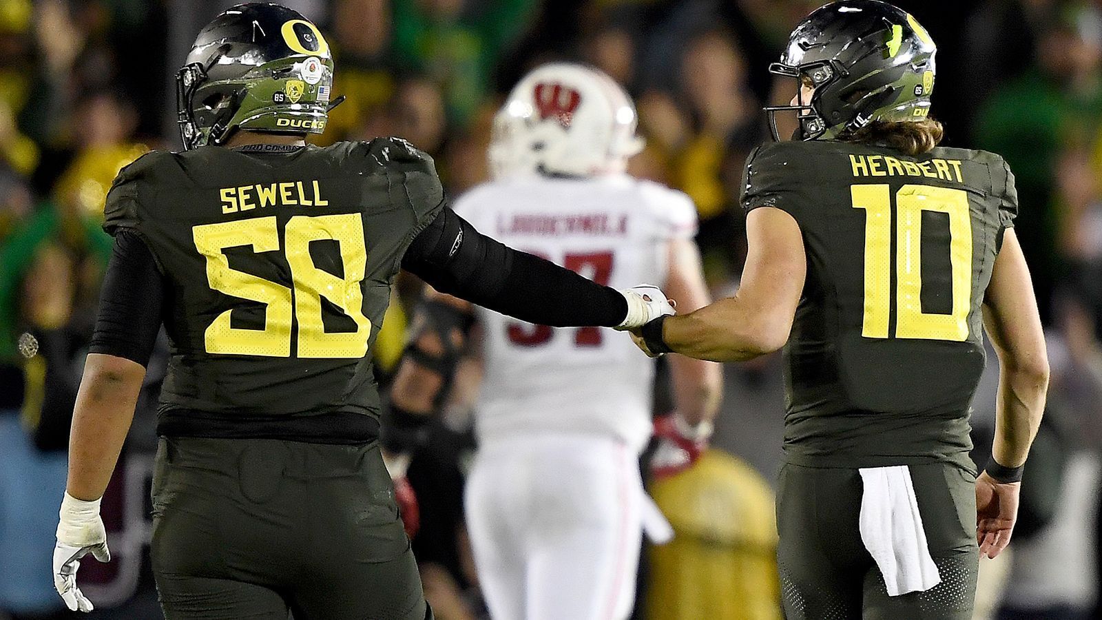 
                <strong>Penei Sewell, Tackle, Oregon</strong><br>
                Der ehemalige Beschützer von Quarterback Justin Herbert erhielt vergangene Saison die Auszeichnung zum besten Lineman im College-Football und setzte sich damit gegen hohe Draft Picks wie Tristan Wirfs oder Andrew Thomas durch. Sewell ließ keinen Sack in der abgelaufenen Spielzeit zu, ein starke Leistung, besonders als Blind-Side-Beschützer.
              