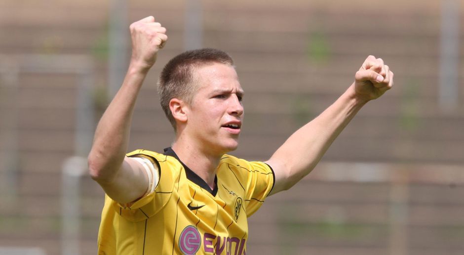 
                <strong>Platz 8: Marco Stiepermann (Borussia Dortmund) - 18 Jahre, 307 Tage</strong><br>
                Platz 8: Marco Stiepermann (Borussia Dortmund) - 18 Jahre, 307 Tage. Stiepermann gab sein Profi-Debüt am 13. Dezember 2009 im Bundesliga-Spiel gegen den VfL Wolfsburg.
              