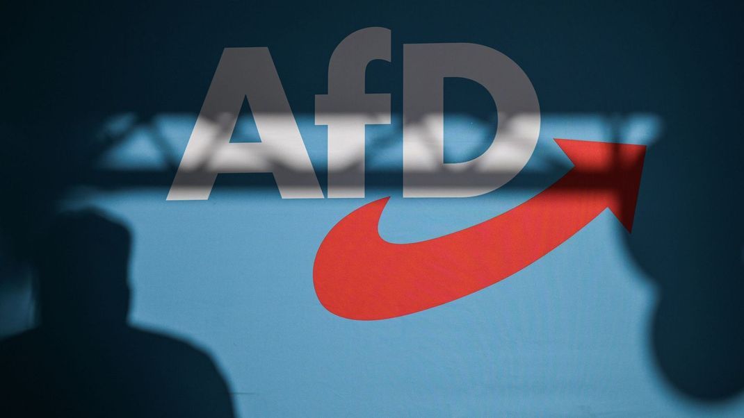 SPD-Chef Lars Klingbeil warnt davor, sich allein auf ein mögliches AfD-Verbotsverfahren zu verlassen - stattdessen fordert er einen stärkeren politischen Kampf gegen die Partei.