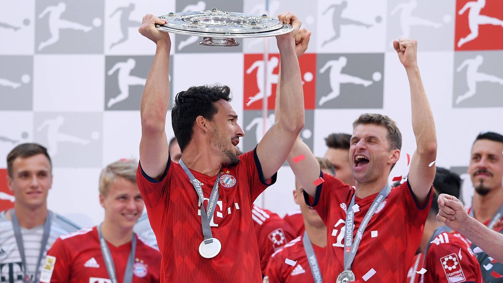 
                <strong>Balsam auf die Seele: Hummels und Müller werden Meister</strong><br>
                Doch in den Wochen nach der Ausbootung aus der Nationalmannschaft drehen die Bayern - inklusive Müller und Hummels - auf. Nach dem Champions-League-Aus feiern die Münchener die Meisterschaft und den Pokalsieg. Hummels ist in der Abwehrzentrale, bis auf kleinere Verletzungspausen, die erste Wahl und auch Müller findet zurück zu alter Stärke. Der Offensivmann ist im Saisonendspurt der Schlüssel zum Erfolg. Der Aufschwung hat längst begonnen.
              