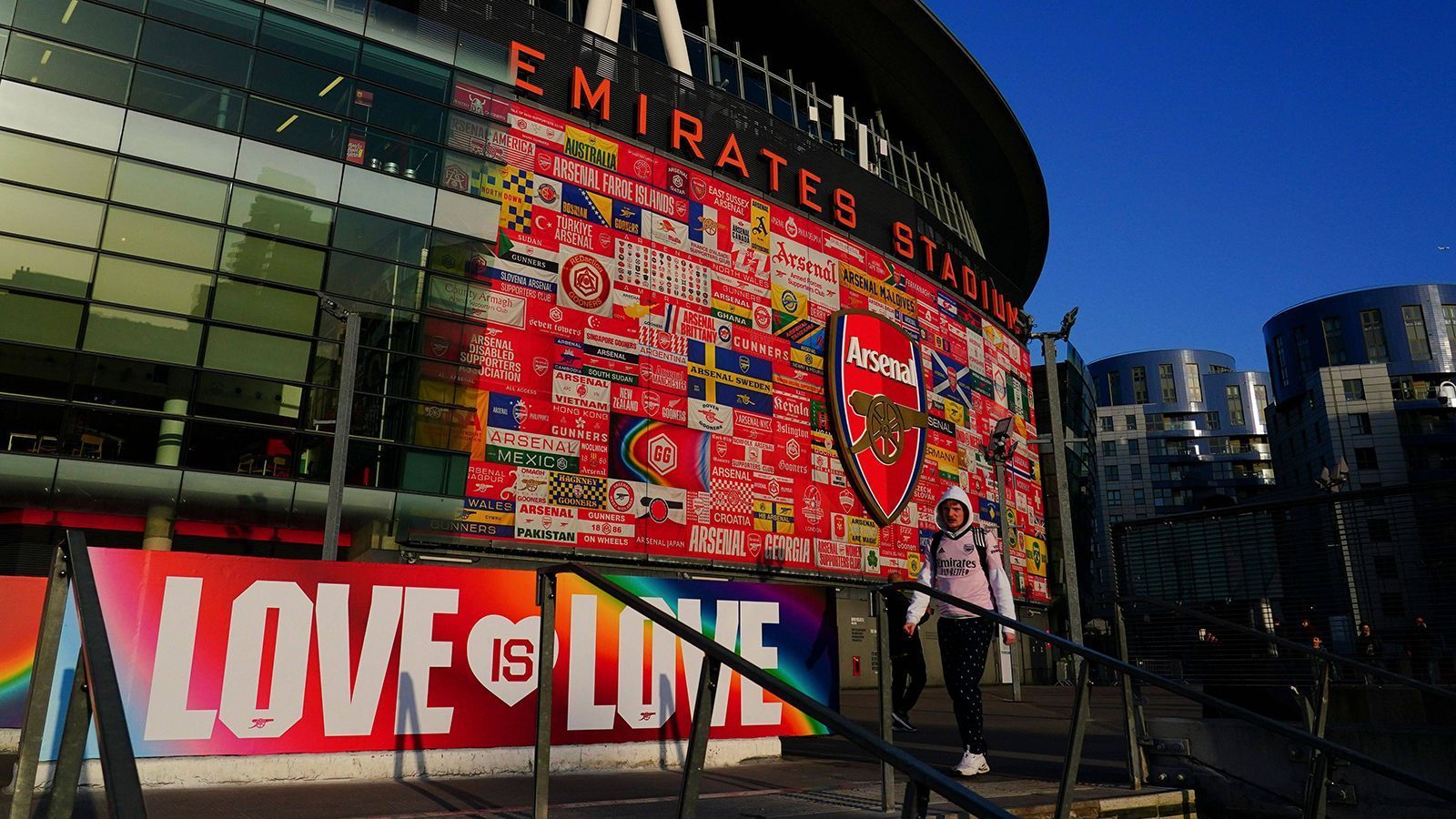 
                <strong>FC Arsenal</strong><br>
                Kostspielig wird es beim FC Arsenal - mindestens 1138 Euro kostet eine Dauerkarte. Wer ein Ticket in der teuersten Kategorie möchte, muss für die Saison 2023/2024 satte 2085 Euro zahlen.
              