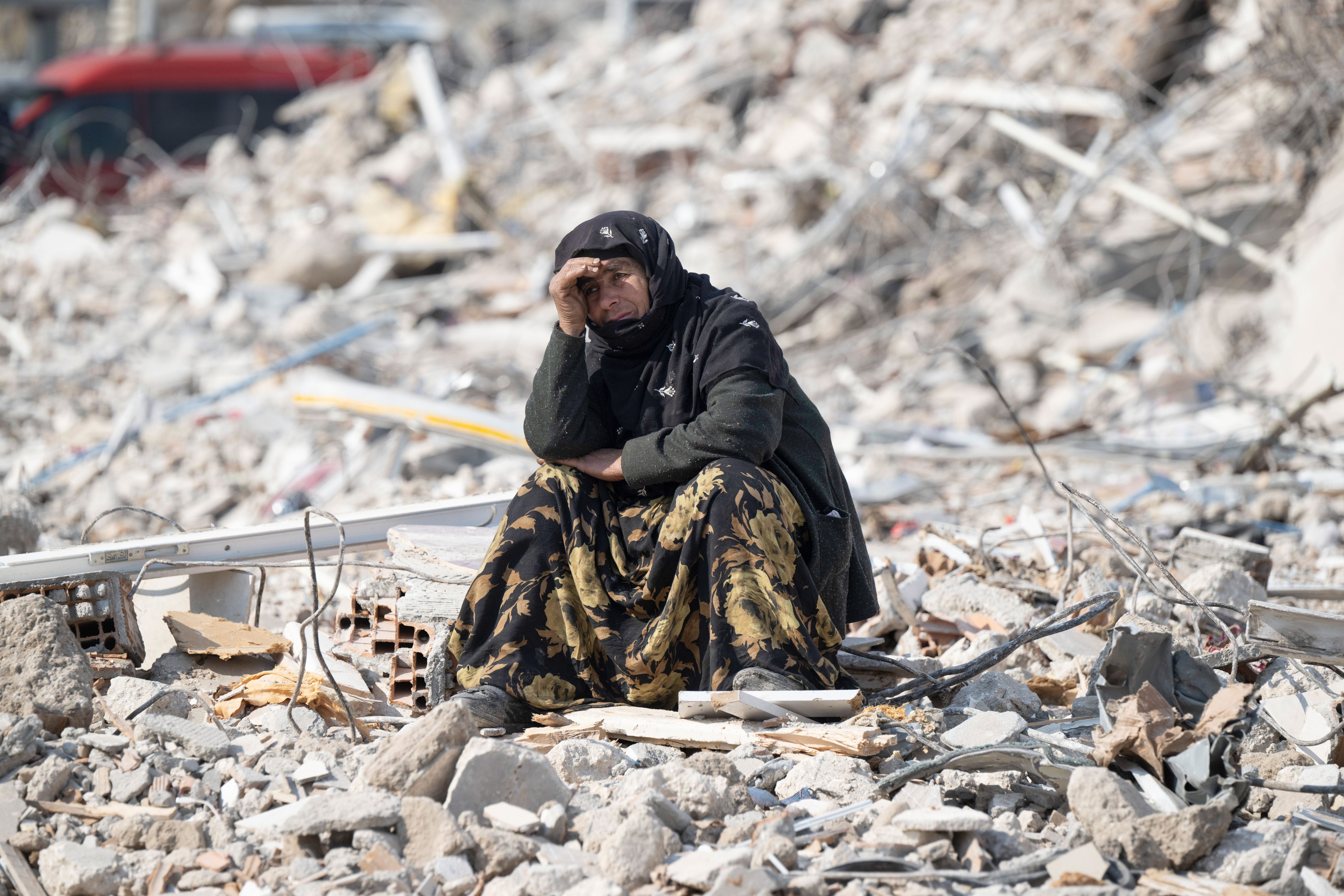 Am 6. Februar werden die Türkei und Nordsyrien von einem schweren Erdbeben heimgesucht. Fast 60.000 Menschen sterben, mehr als 125.000 werden verletzt.