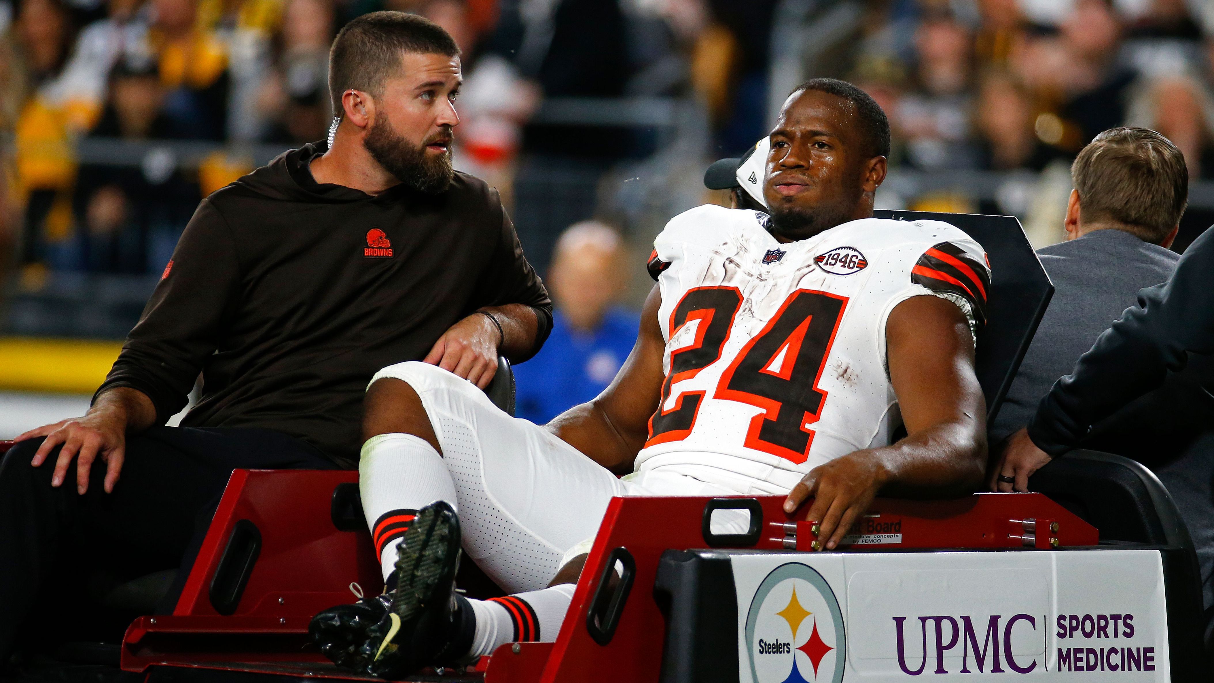 <strong>+1500: Nick Chubb</strong><br>Watsons Teamkollege Nick Chubb ist der einzige Spieler unter den Favoriten, der kein Quarterback ist. Chubb hat jedoch eine ähnliche Geschichte: In Woche 2 der vergangenen Spielzeit riss er sich drei Bänder im linken Knie, das hintere Kreuzband, das Innenband und das Außenband...