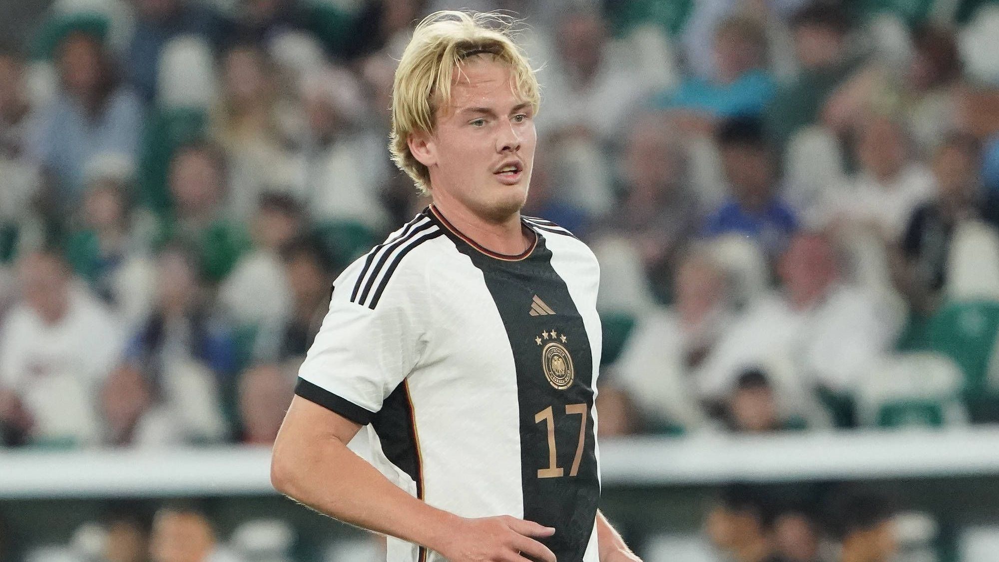 <strong>Julian Brandt</strong><br>Der BVB-Flügelspieler kommt nach 64 Minuten zu seinem "Heimspiel", als er Gnabry ersetzt. Leitet zwei Minuten später beinahe das 2:0 durch Wirtz ein. <strong><em>ran</em>-Note: 3</strong>