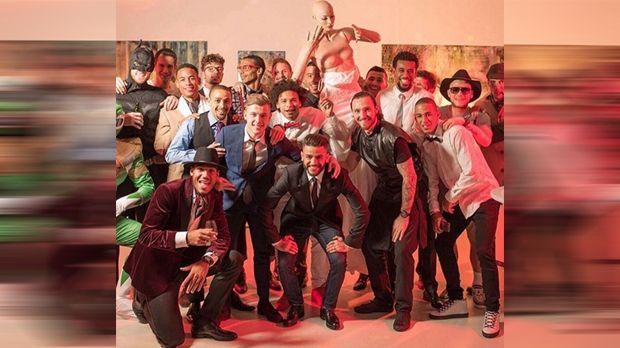 
                <strong>Schalke 04 Weihnachtsfeier</strong><br>
                Der FC Schalke 04 steht nach der Hinrunde mit 27 Punkten auf dem sechsten Tabellenplatz der Bundesliga. Die Profis des S04 zelebrierten das auf ihrer Weihnachtsfeier in ausgelassener Manier. So verkleideten sich die Kicker auf verschiedene Art und Weise. Unser Highlight: Die Brille von Joel Matip.
              