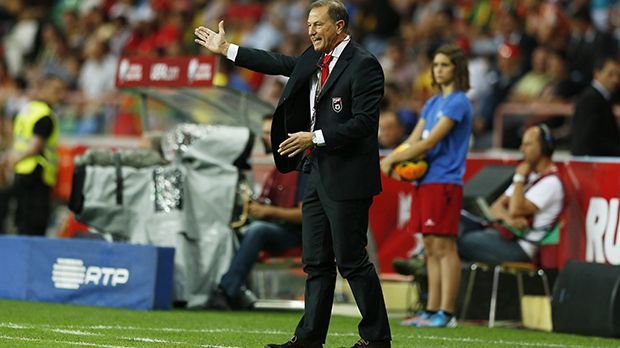 
                <strong>Albaniens Trainer: Giovanni de Biasi</strong><br>
                Albaniens Trainer: Giovanni de Biasi. Der gebürtige Italiener ist ein Mann mit reichlich Erfahrung. Seit 25 Jahren ist de Biasi als Trainer aktiv, unter anderem beim FC Turin und bei Udinese Calcio. Seit 2011 ist er Coach in Albanien. 2015 erhält er die albanische Staatsbürgerschaft.
              