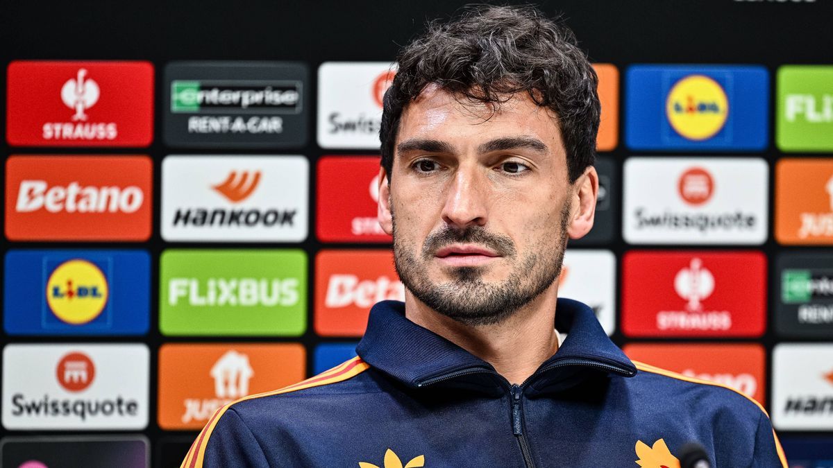 LONDON, ENGLAND - NOVEMBER 27: Mats Hummels of AS Roma during the UEFA Europa League 2024 25 League Phase MD5 training and press conference, PK, Pressekonferenz at Tottenham Hotspur Stadium on Nove...