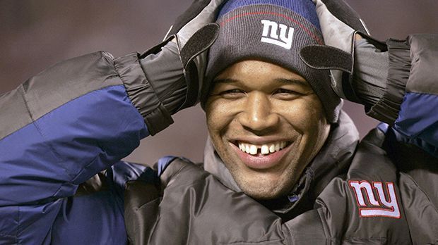 
                <strong>6. Michael Strahan</strong><br>
                Michael Strahan wuchs als Sohn eines US-Soldaten in Mannheim auf und schaffte es von dort in die Hall of Fame der NFL. Seine ganze Karriere verbrachte er bei den New York Giants, wo er zwischen 1993 und 2007 141,5 Sacks verbuchte.
              