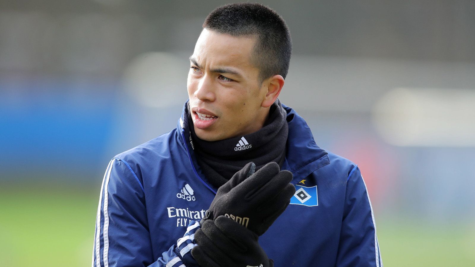 
                <strong>Stürmer: Bobby Wood</strong><br>
                Bobby Wood zählte in der Saison 2016/2017 zu den wenigen Lichtblicken der Hamburger, hatte fünf Tore und zwei Vorlagen zu verbuchen. Dann wechselte Wood den Berater, wurde mit Borussia Dortmund in Verbindung gebracht und unterschrieb schlussendlich beim HSV einen dicken Vertrag über kolportierte 3,5 Millionen Euro im Jahr. Danach geriet er in die Formkrise - und hat bis heute nicht herausgefunden. Selbst in der 2. Liga spielt er beim HSV keine Rolle.
              