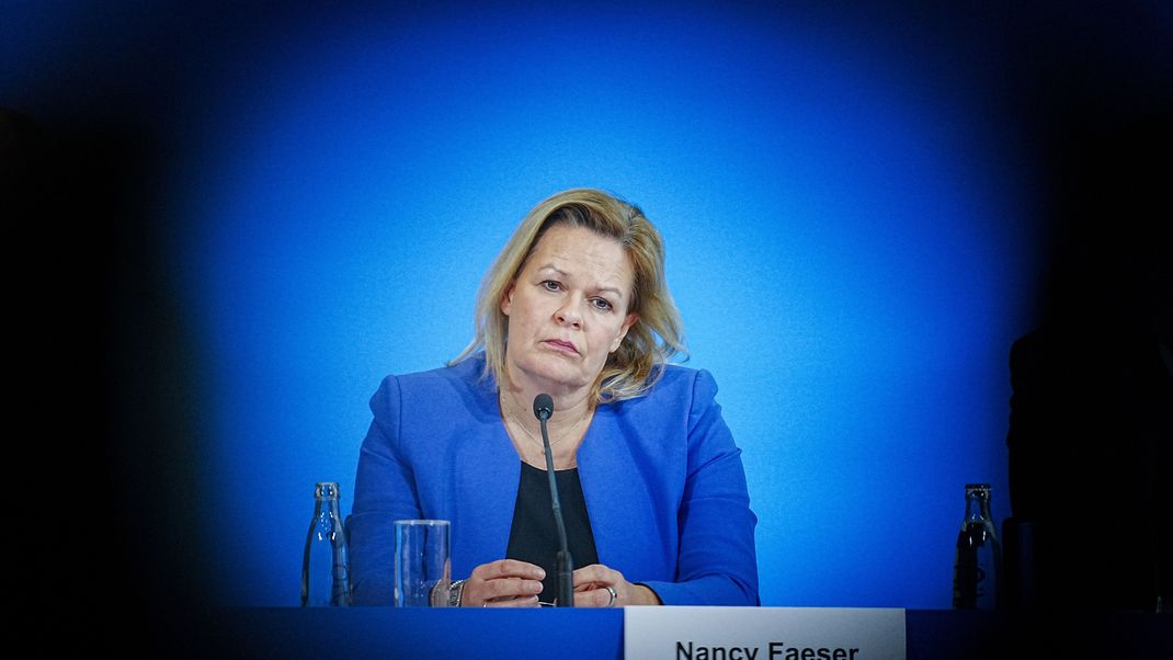 Nancy Faeser beim Flüchtlingsgipfel mit Vertretern der Innenministerkonferenz und der kommunalen Spitzenverbände im Innenministerium. 