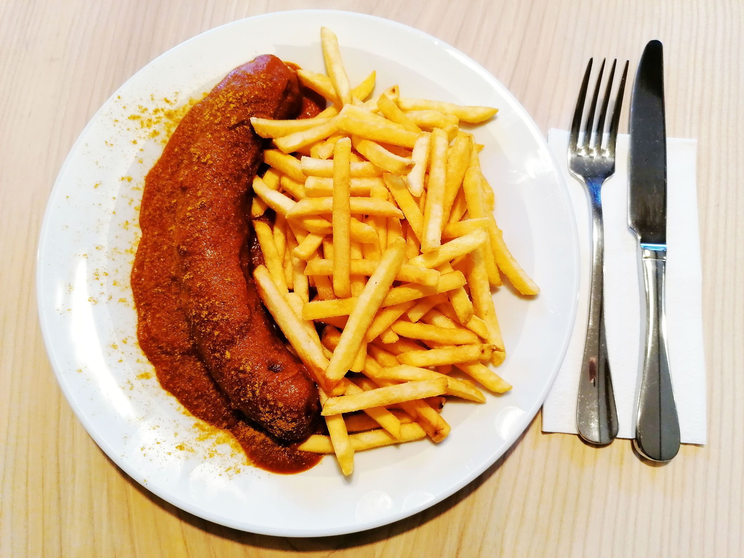 Currywurst Mit Selbstgemachter Curry Sauce Und Pommes