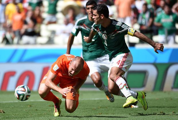 
                <strong>Niederlande vs. Mexiko (2:1) - Robben holt Elfmeter heraus</strong><br>
                Arjen Robben dringt in den Strafraum ein und fällt. Der Schiedsrichter pfeift Strafstoß.
              