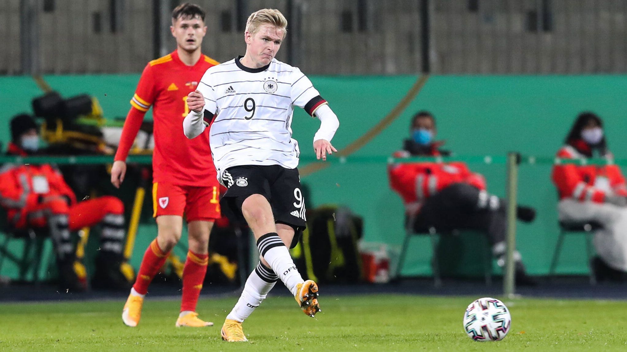 
                <strong>Jonathan Burkardt (1. FSV Mainz 05)</strong><br>
                U21-Länderspiele: 8Tore: 2Die nächste Option im Angriff der Nationalmannschaft. Burkardt stand bei allen drei Gruppenspielen auf dem Feld und spielte gegen Ungarn sogar von Anfang an. Laut Vereinsangaben der Mainzer klagte der 20-jährige aber vor dem Spiel gegen den BVB am vergangenen Sonntag über Oberschenkelprobleme. Wie genau der Stand der Verletzung ist, ist derzeit nicht bekannt. Sollte er aber rechtzeitig wieder einsatzbereit sein, wird Stefan Kuntz auch an ihm nur schwer vorbeikommen. In 29 Spielen für Mainz erzielte Burkardt zwei Tore und drei Vorlagen. Sein letzter Treffer war das 1:0 beim Erfolg der Mainzer gegen den FC Bayern. 
              