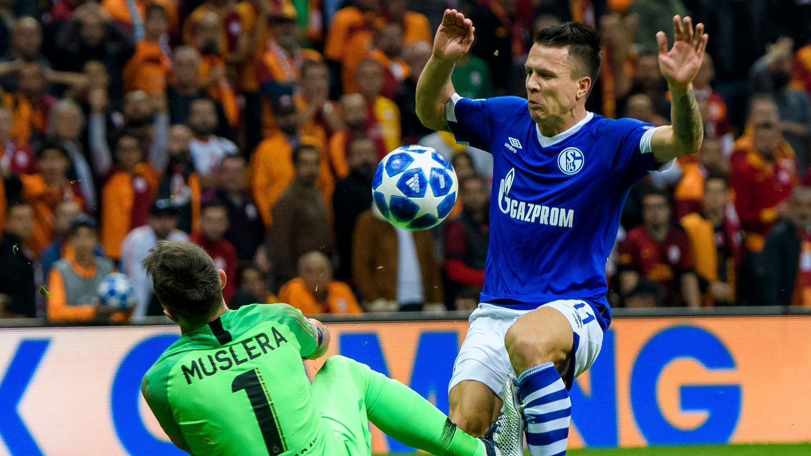 
                <strong>Yevhen Konoplyanka</strong><br>
                Gibt die zweite Spitze neben Embolo. Hat Pech, als er in der 13. Minute freistehend vor dem Tor von Muslera umgesenst wird, der Pfiff aber ausbleibt. Ansonsten viel in Bewegung, mit guten Aktionen. Scheitert mit dem Pausenpfiff mit einem Weitschuss an Muslera. Auch in Halbzeit zwei gefährlich. Aber auch bei ihm fehlt am Ende das Tor. Geht in der 77. Minute runter. ran-Note: 4
              