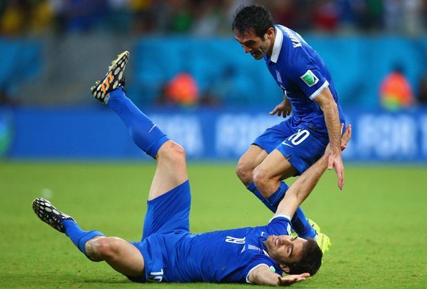 
                <strong>Sokratis (1 Tor, Griechenland, Borussia Dortmund)</strong><br>
                Sokratis avanciert in der griechischen Defensive auch bei dieser WM zum Turm in der Abwehr. Im Achtelfinale gegen Griechenland gelingt dem Dortmunder dann sogar sein erstes Länderspieltor. Damit rettet er die Helenen ins Elferschießen, dass jedoch Costa Rica gewinnt.
              
