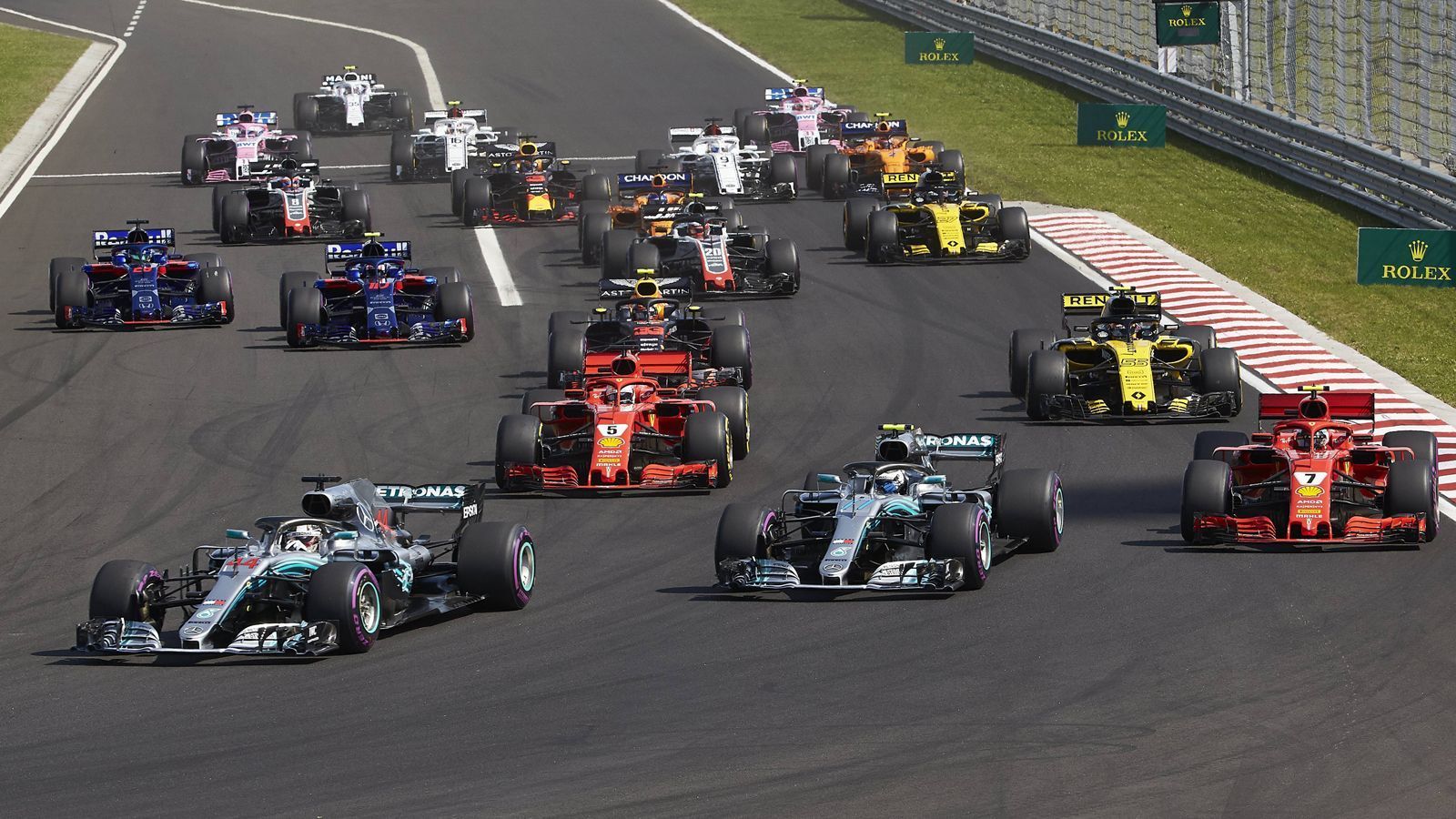 
                <strong>So werden in der Formel 1 die Gelder verteilt</strong><br>
                Die Formel-1-Teams erhalten 2018 von Besitzer Liberty Media umgerechnet 812 Millionen Euro. Wie "Motorsport-Total" berichtet, gehen jeweils 280 Millionen Euro in zwei Töpfe. Aus dem einen gibt es einen gleichen Sockelbetrag für alle, aus dem anderen einen leistungsbezogenen Betrag nach Abschneiden in der Konstrukteurs-WM 2017. Die 252 Millionen Euro, die übrig bleiben, gehen als Boni an nur fünf der insgesamt zehn Teams.
              