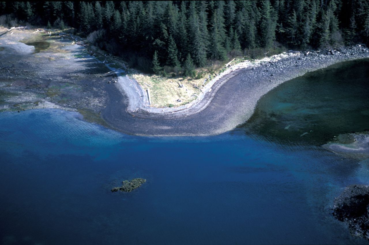 Exxon Valdez: Vor Alaska läuft der Tanker "Exxon Valdez" 1989 auf Grund. Das Unglück zählt zu den größten Umwelt-Katastrophen der Geschichte. Schätzungsweise 40 Millionen Liter Öl ergossen sich ins Meer. Anscheinend war eine Kursänderung auf Grund von Eis im Zusammenspiel mit menschlichem Versagen der Grund für die Katastrophe. 