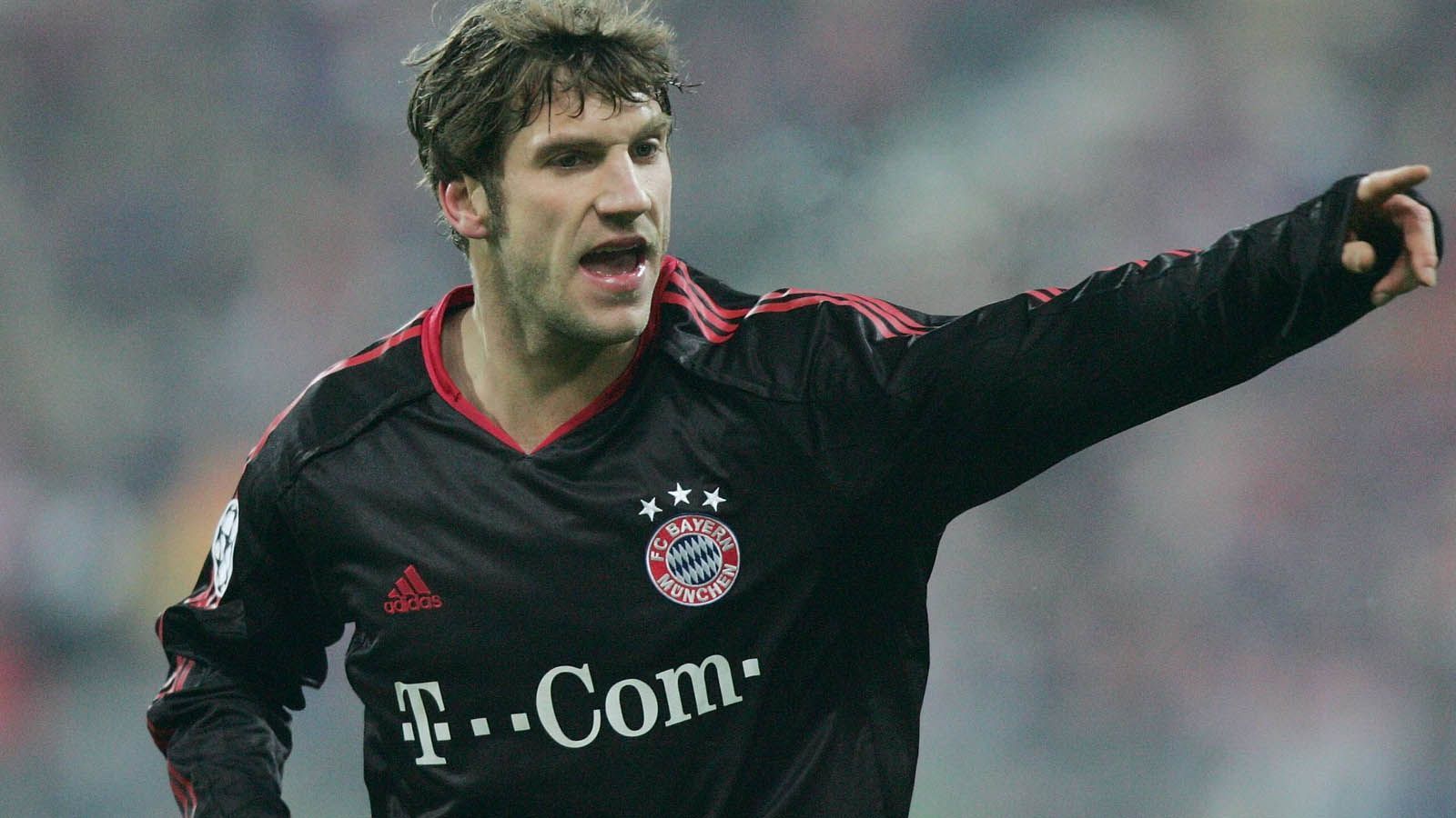 
                <strong>Torsten Frings</strong><br>
                Ex-Werderaner und der FC Bayern – das war eine spezielle Geschichte. Torsten Frings wechselte 2004 für 9,25 Millionen Euro nach München. Der Mittelfeldmann war unter Felix Magath Stammspieler, gewann mit dem FCB auch das Double aus Meisterschaft und Pokal, doch die Chemie passte trotzdem nicht. Nach nur einem Jahr war er schon wieder weg und ging – zurück nach Bremen.
              