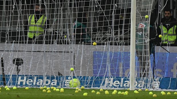 
                <strong> "Fehlt nur noch Helene": So protestieren die Eintracht-Fans gegen Montagsspiele </strong><br>
                
              