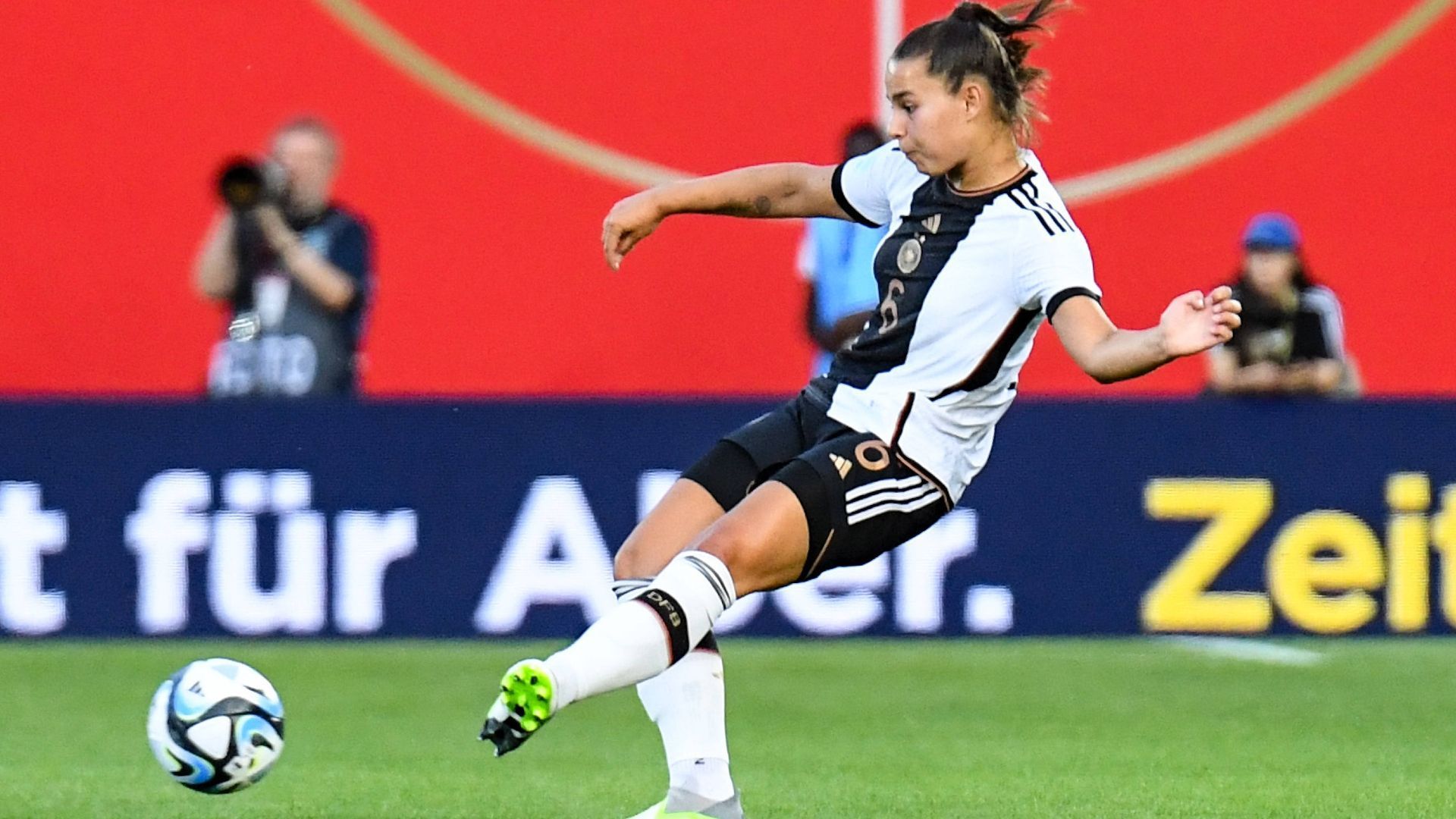
                <strong>Lena Oberdorf</strong><br>
                &#x2022; <strong>Position: </strong>Mittelfeld/Angriff<br>&#x2022; <strong>Verein: </strong>VfL Wolfsburg<br>&#x2022; <strong>Trikotnummer: </strong><br>&#x2022; <strong>Alter: </strong><br>&#x2022; <strong>Länderspiele: </strong><br>&#x2022; <strong>Länderspiel-Tore: </strong><br>
              