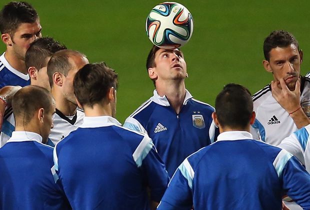 
                <strong>Ende der Übungseinheit</strong><br>
                Am Ende des Trainings stehen die Argentinier noch mal alle zusammen. Keiner kann ahnen, dass sich in den nächsten Minuten die Ereignisse überschlagen. 
              
