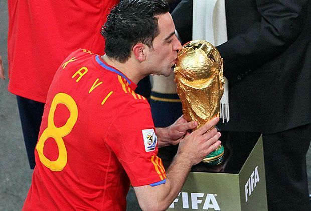 
                <strong>Ein Traum geht in Erfüllung</strong><br>
                Der Höhepunkt seiner Karriere: Xavi besteigt mit Spanien in Südafrika den WM-Thron. Die Auszeichnung zum "Weltfußballer des Jahres" hätte er allemal verdient gehabt, doch stand er immer im Schatten der Tor-Maschinen Lionel Messi sowie Cristiano Ronaldo.
              