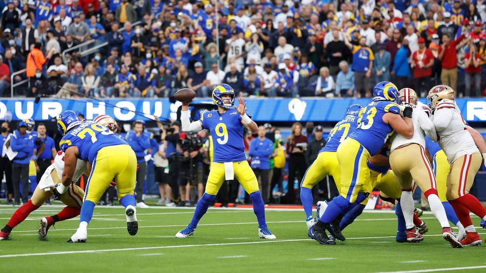 
                <strong>Die Offensive</strong><br>
                Der Dreh- und Angelpunkt der Offensive ist in dieser Saison Wide Receiver Cooper Kupp. Im Vorfeld der Saison stellte ihm das Front Office der Rams mit Matthew Stafford, der via Trade von den Detroit Lions kam, einen neuen Quarterback an die Seite. Beide harmonierten auch sofort exzellent und führten die Rams souverän in die Playoffs. Zum starken Receiving Corps zählen auch Odell Beckham Jr. und Van Jefferson. Dazu kommt in Tyler Higbee ein zuverlässiger Tight End, der immer für ein Big Play gut ist. Im Laufspiel haben die Rams dazu mit Cam Akers und Sony Michel zwei gefährliche Running Backs.
              