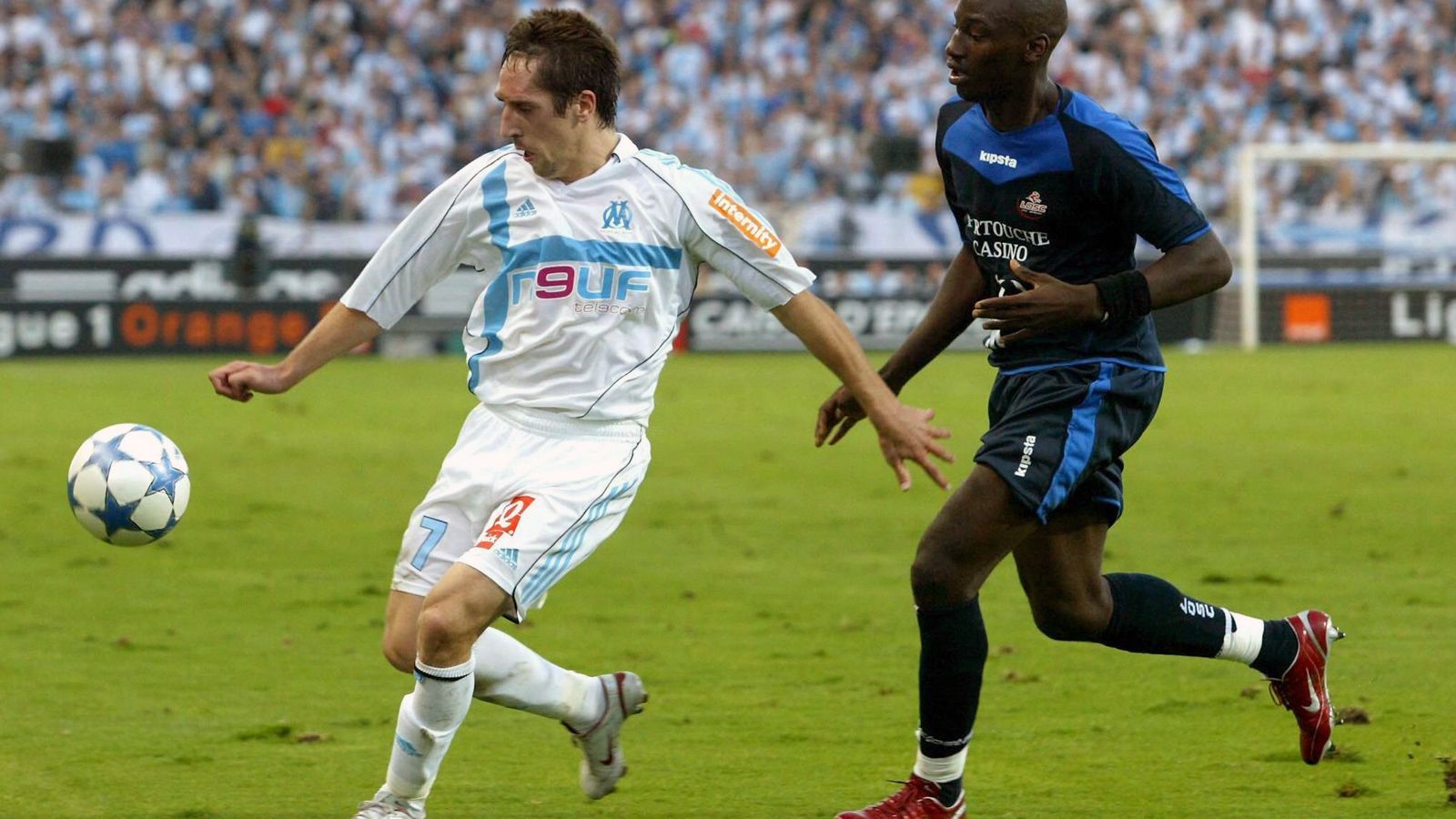 
                <strong>Rückkehr nach Frankreich</strong><br>
                Bei Olympique Marseille unterschrieb Ribery im Sommer 2005 einen Vierjahresvertrag. Mit zwölf Scorerpunkten in seiner ersten Ligue-1-Saison für Olympique etablierte sich der Franzose nicht nur im Fußball-Oberhaus seines Heimatlandes, sondern spielte sich sogar ...
              